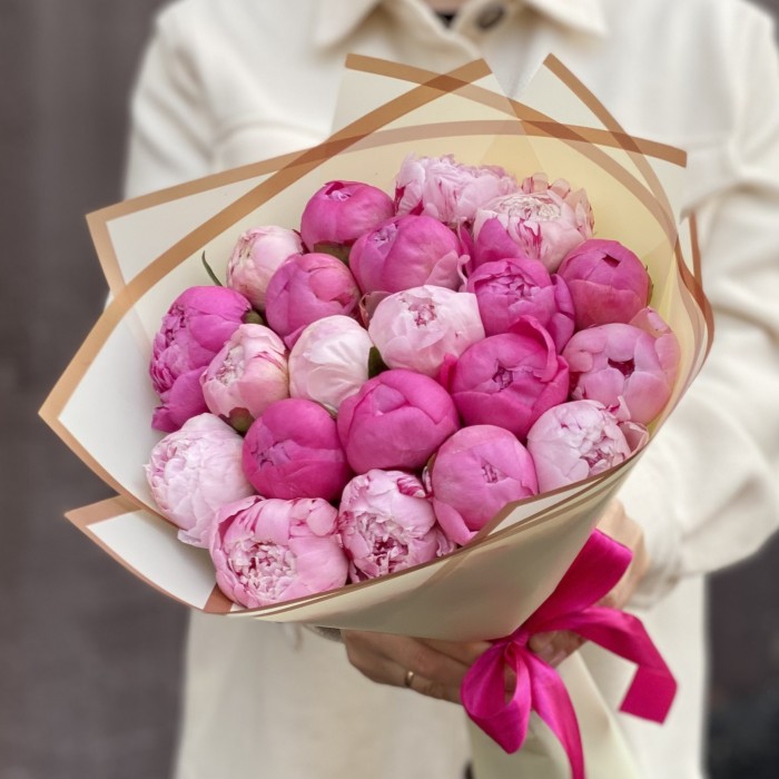 Розовый микс из 21 пиона